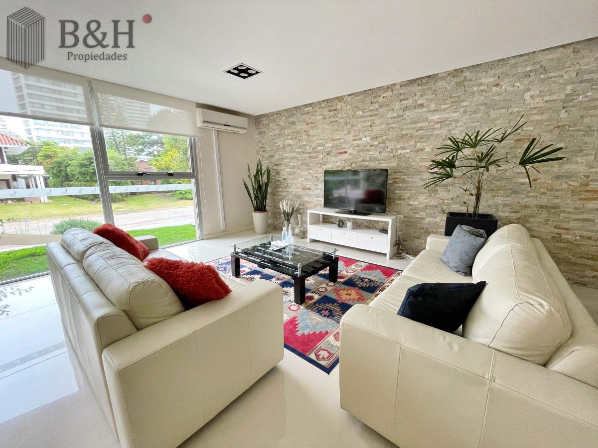 Apartamento ID.2284 - Apartamento en venta de 3 dormitorios en Edificio con servicios, brava Punta del Este 
