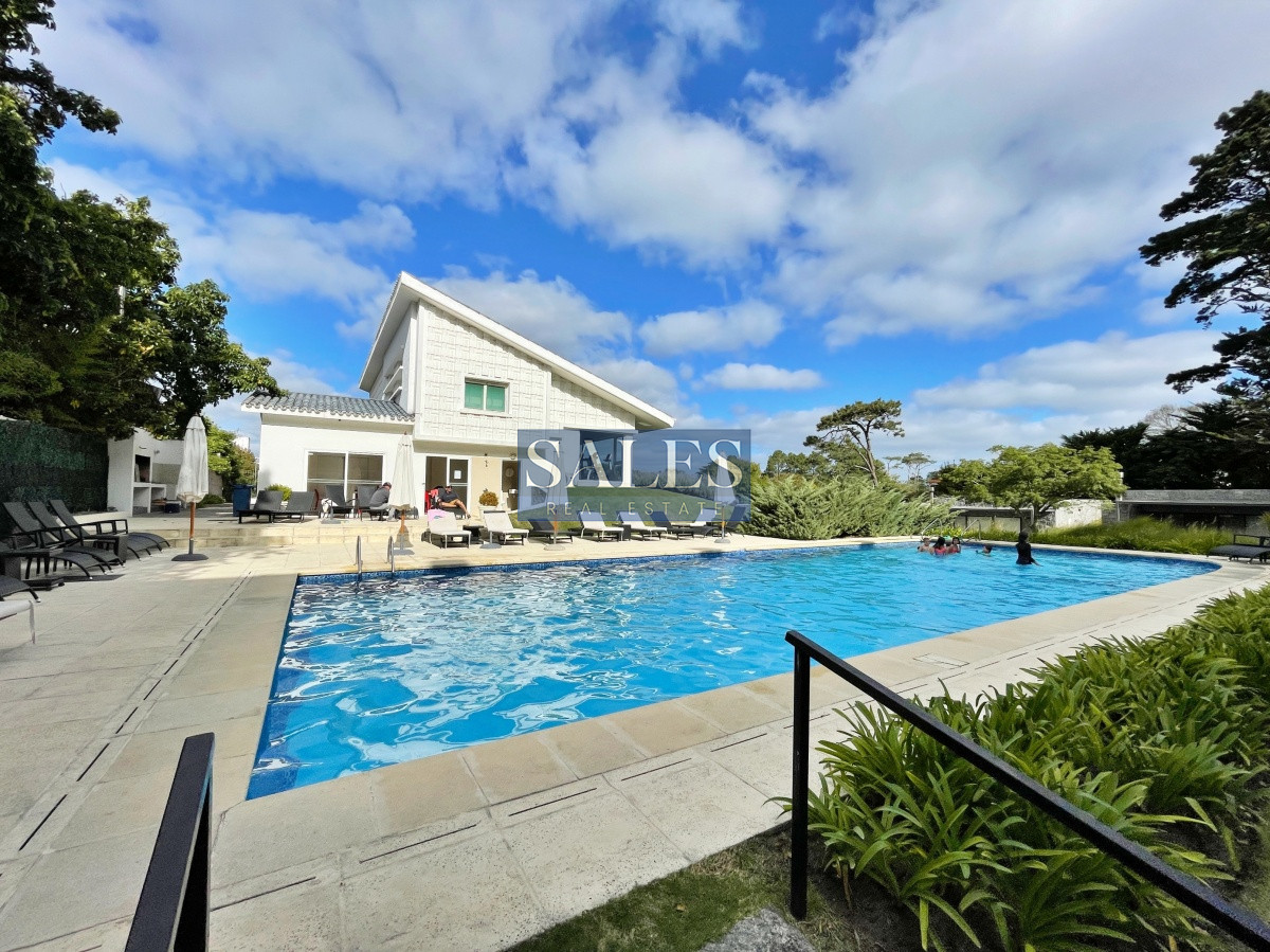 Apartamento ID.602 - A la venta Apartamento, 2 dormitorios en Punta del Este, Edificio con servicios