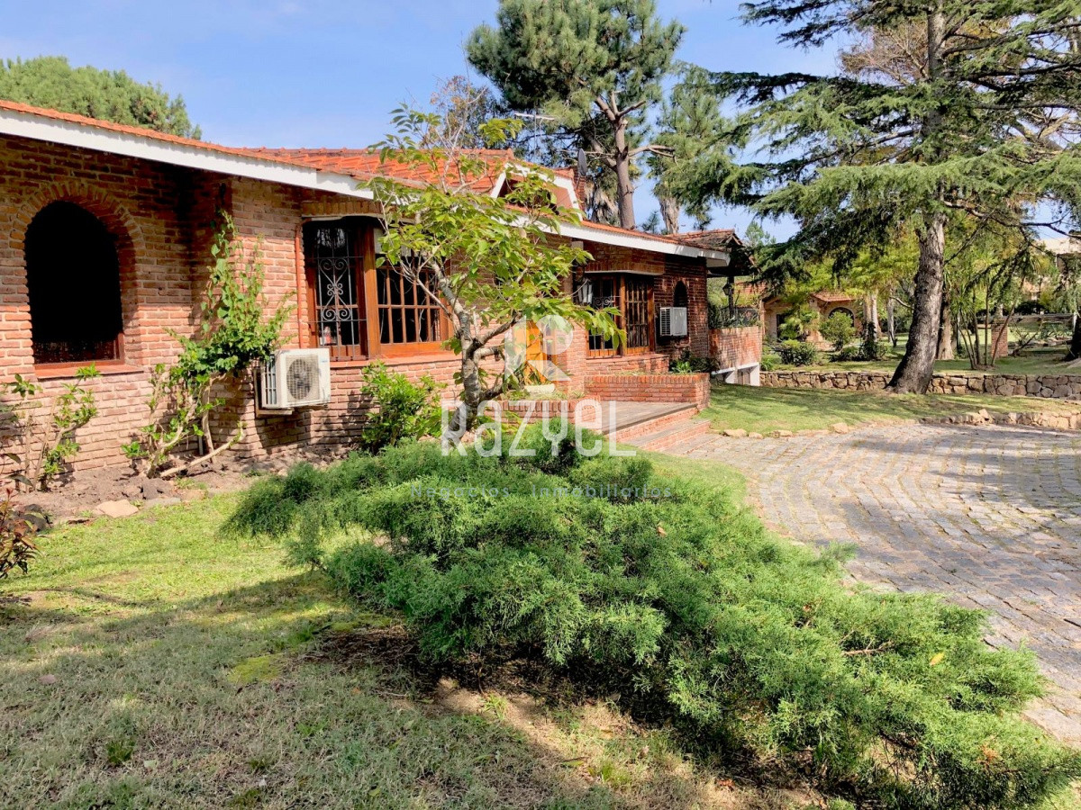 Casa ID.825 - Excelente propiedad en venta de 3 dormitorios en PUNTA DEL ESTE zona JARDINES DE CORDBA