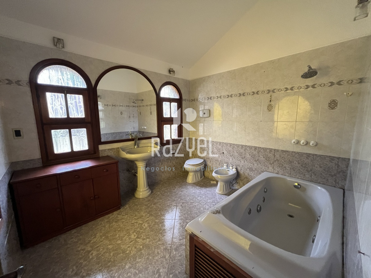 Casa ID.825 - Excelente propiedad en venta de 3 dormitorios en PUNTA DEL ESTE zona JARDINES DE CORDBA