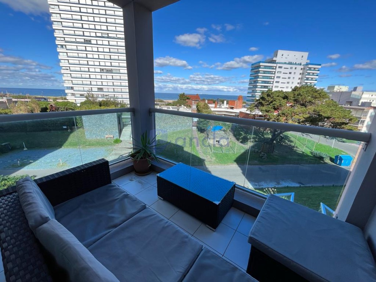 Apartamento en venta de 2 dormitorios, terraza con vista al mar- Brava, Punta del Este