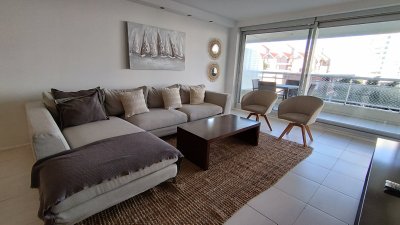 Apartamento en venta de 3 dormitorios en torre con servicios- zona Brava en Punta del Este
