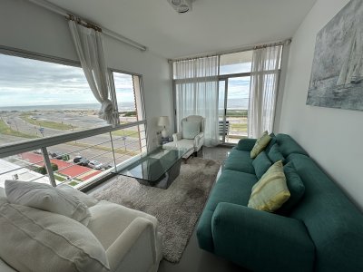Apartamento en Brava Primera línea en alquiler anual de 3 dormitorios- Punta del Este