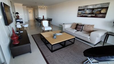 Apartamento en venta de 3 dormitorios- Playa brava, Punta del Este