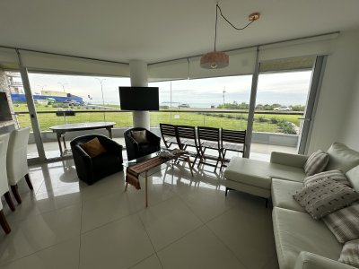 Apartamento en venta de 3 dormitorios mas dependencia ubicado en prmera linea de la Mansa , Punta del Este 