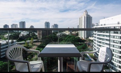 Apartamento en venta a pasos de la playa, 2 dormitorios en Edificio con servicios-PUNTA DEL ESTE, zona BRAVA