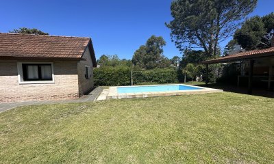 VENTA:  Casa de 4 dormitorios con piscina en zona Mansa,  Punta del Este