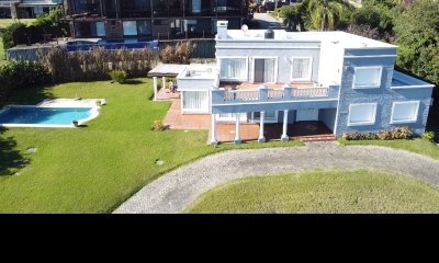 HERMOSA CASA EN  PUNTA BALLENA,  VISTA AL MAR