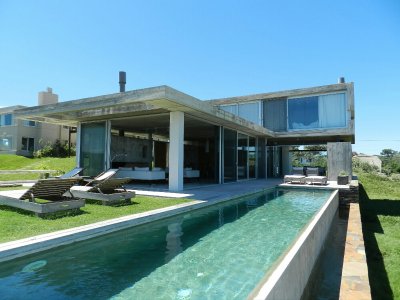 Excelente casa moderna en Tio tom, pegada al mar