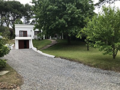 AGRADABLE  CASA EN ZONA MUY TRANQUILA Y ARBOLADA