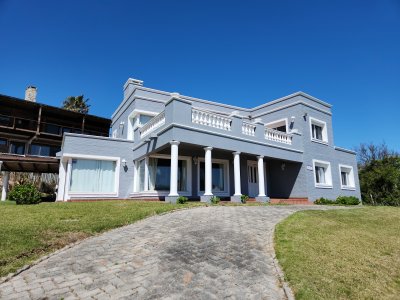 HERMOSA CASA EN  PUNTA BALLENA,  VISTA AL MAR