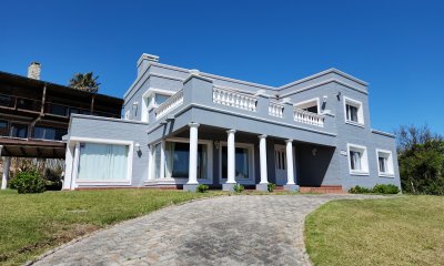 HERMOSA CASA EN  PUNTA BALLENA,  VISTA AL MAR