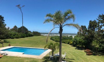 Hermosa casa en primera linea al mar
