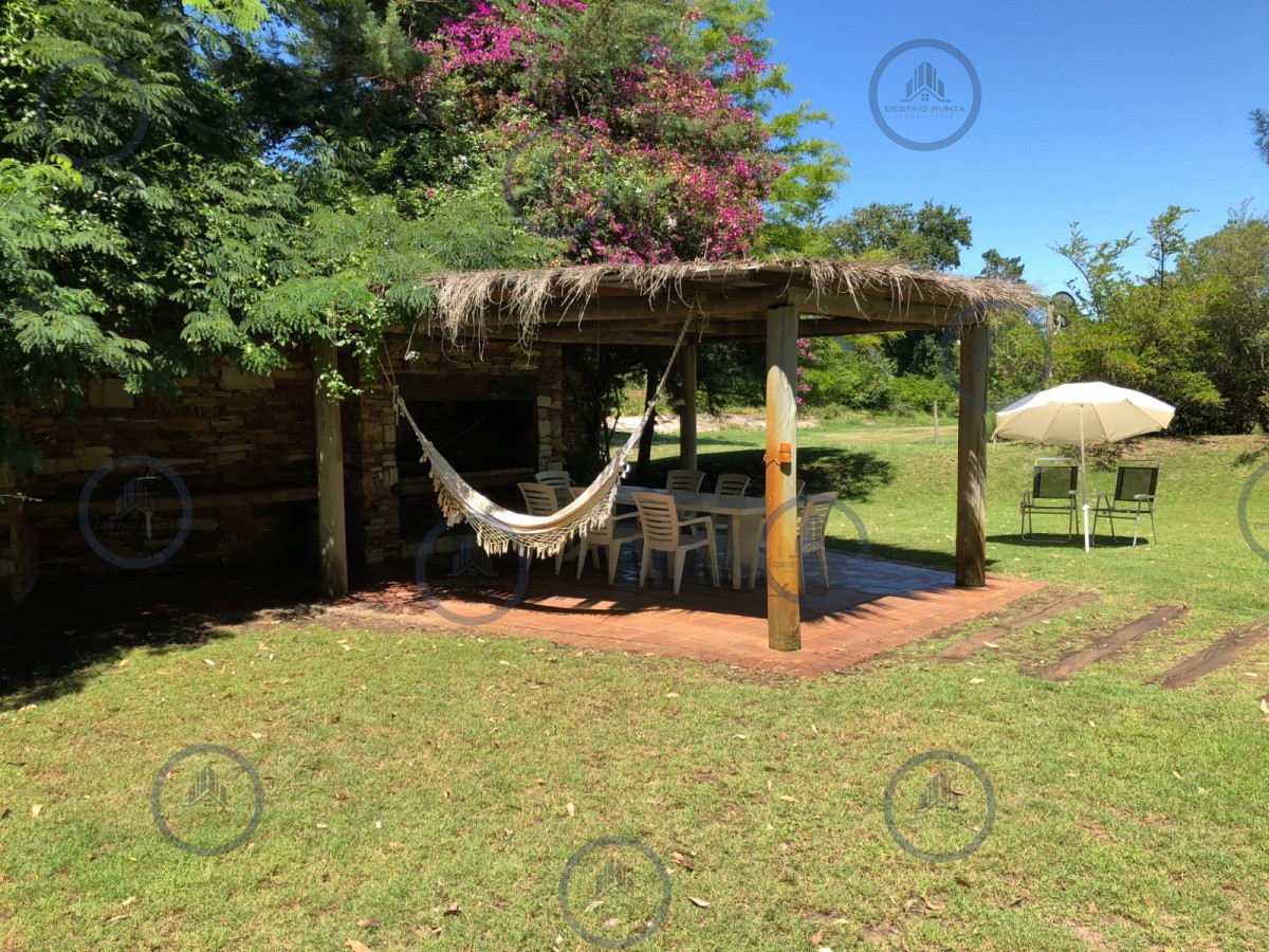 Casa ID.2266 - Casa de 4 dormitorios mas habitacion de servicio a 2 cuadras  de la playa en Solanas