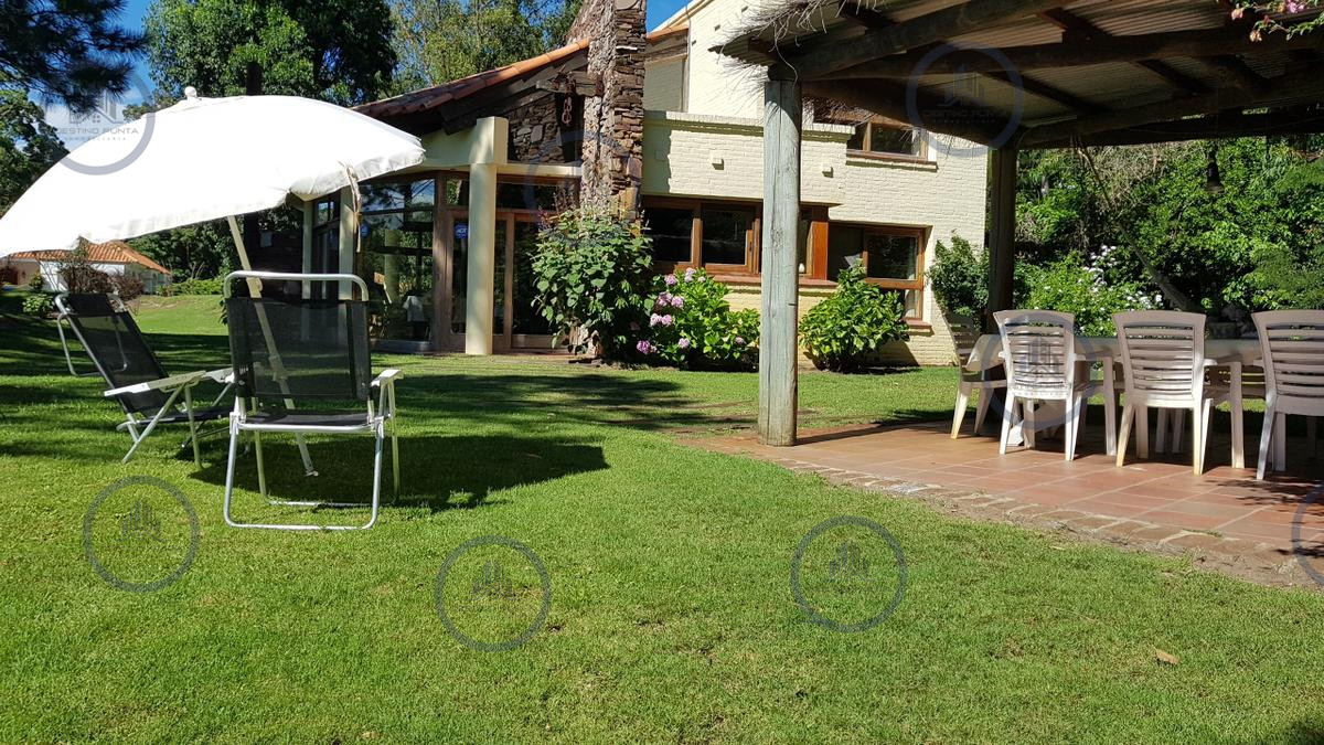 Casa de 4 dormitorios mas habitacion de servicio a 2 cuadras de la playa en Solanas — fotografía 3