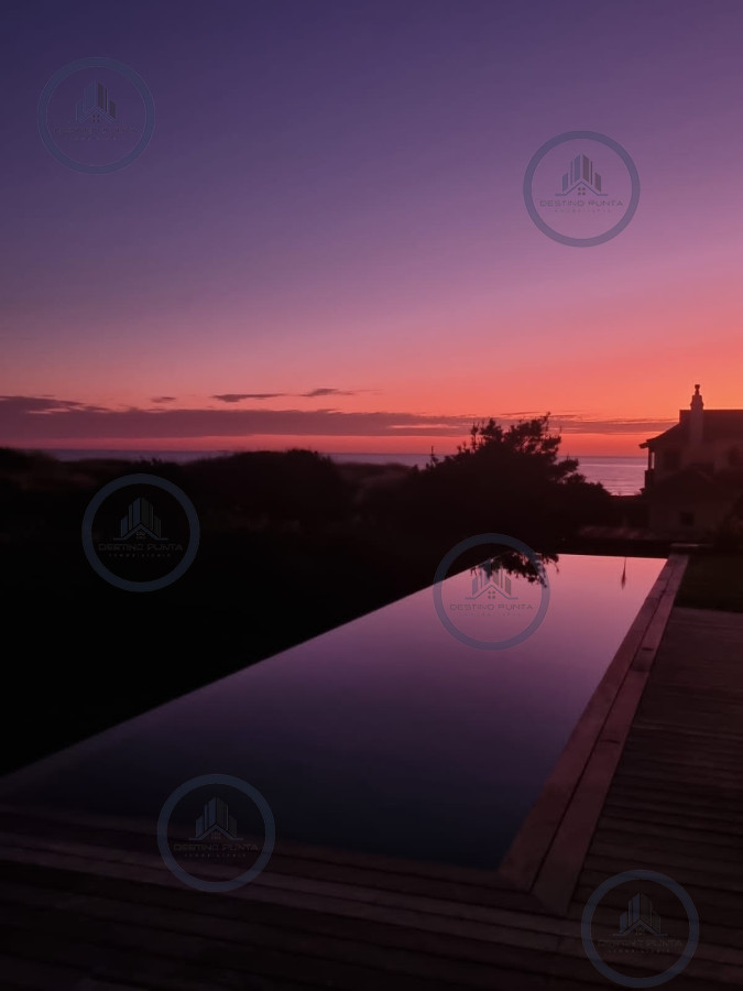 Excelente casa moderna en Tio tom, pegada al mar — fotografía 3