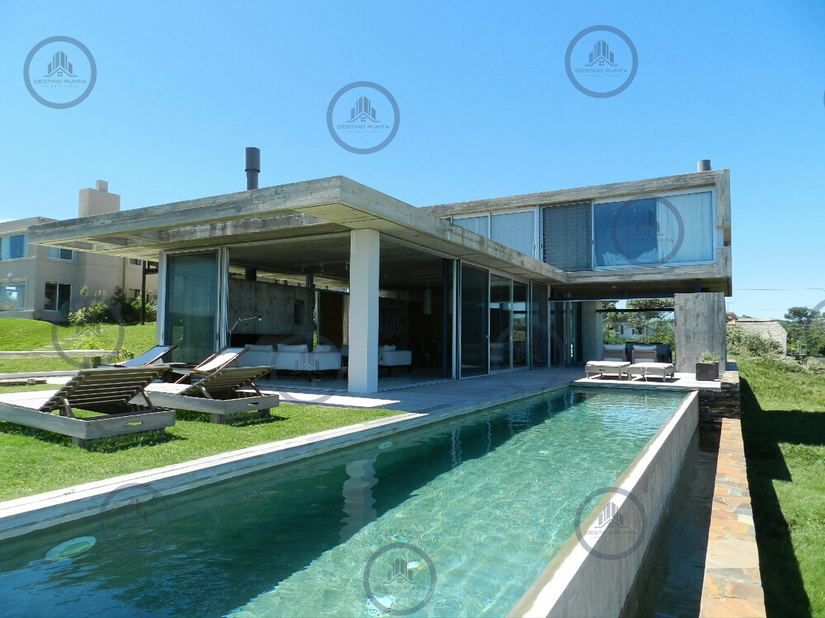 Excelente casa moderna en Tio tom, pegada al mar — fotografía 1