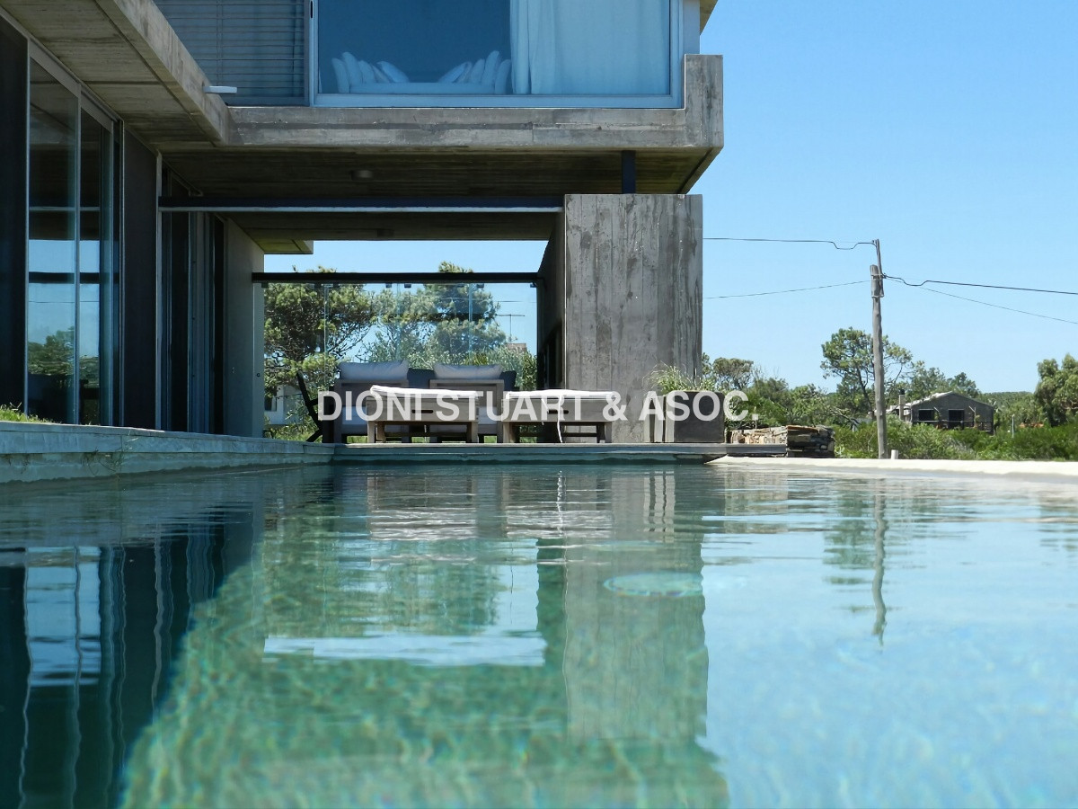 EXCELENTE CASA - MODERNA - TIO TOM