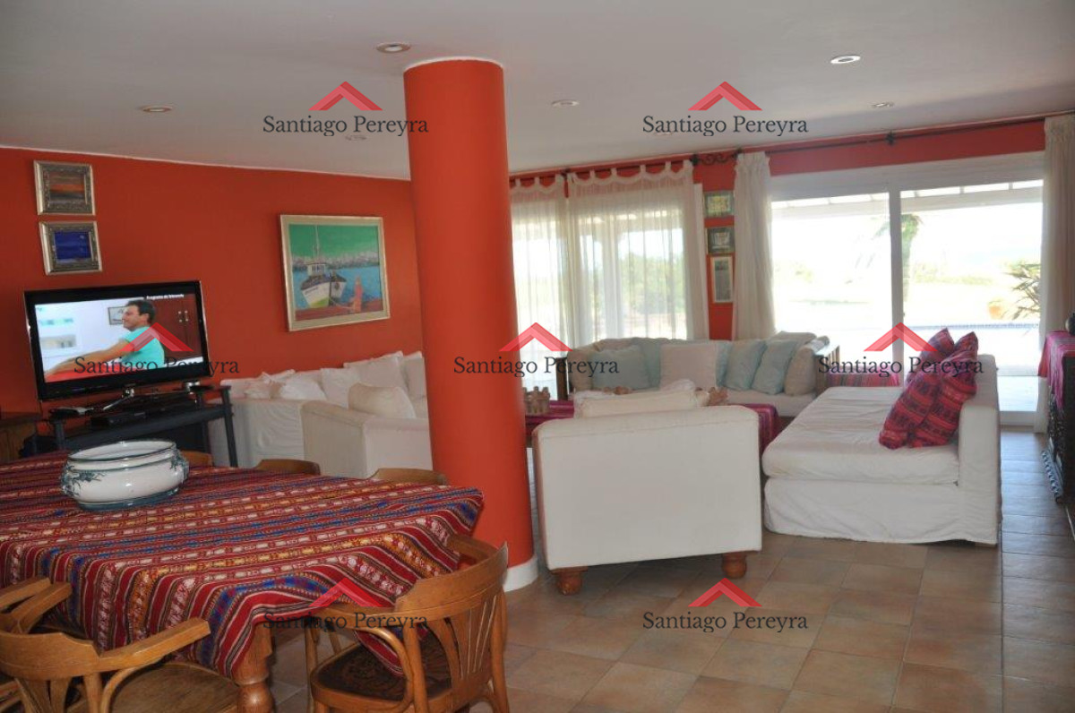 Casa ID.8522 - Hermosa mansión en primera línea