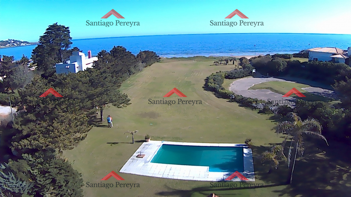 Casa ID.8521 - En Solanas hermosa casa primera linea al mar