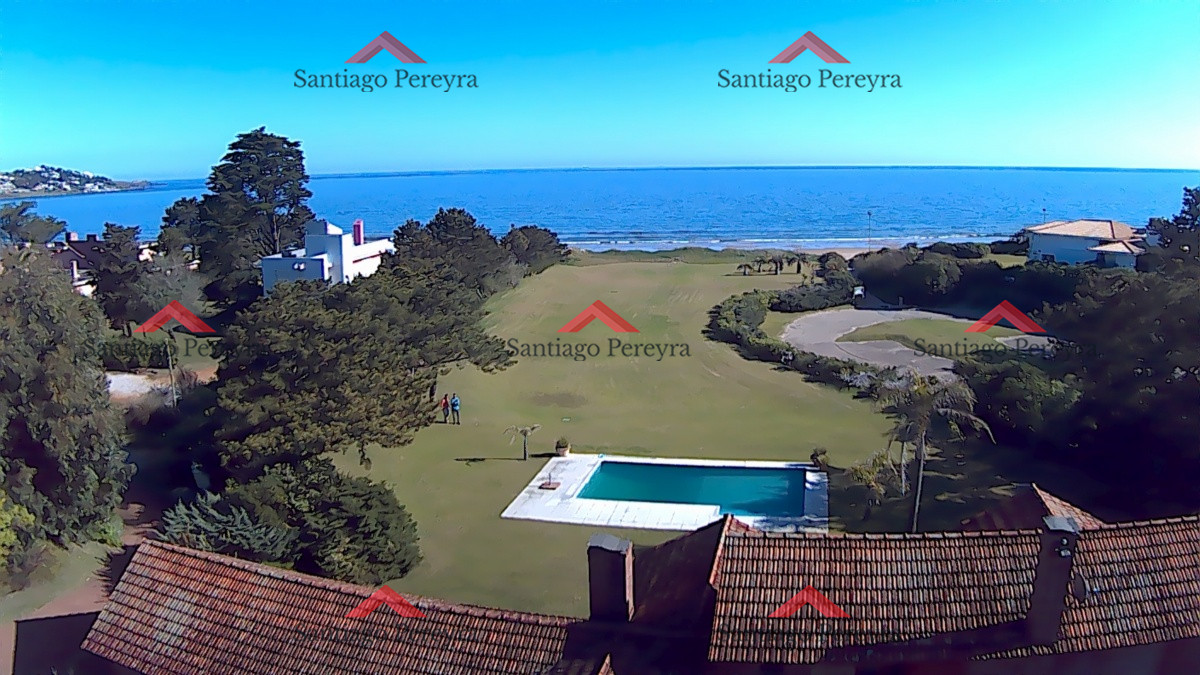 Casa ID.8521 - En Solanas hermosa casa primera linea al mar