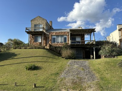 Linda casa en venta zona Tio Tom Punta ballena, vista al mar