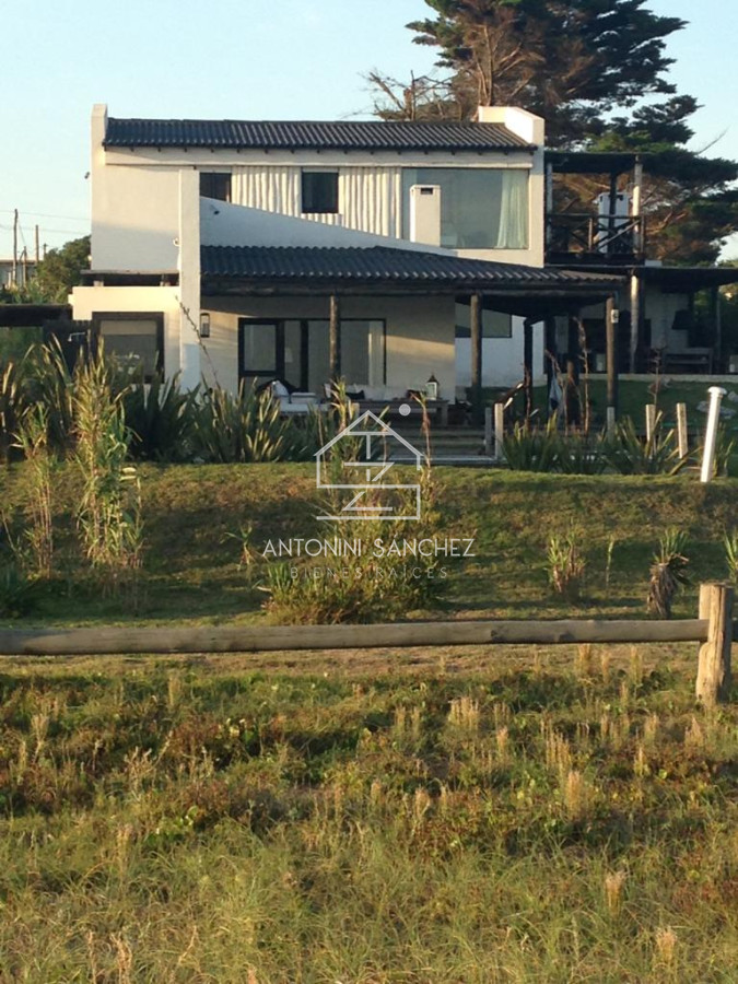 Casa ID.1844 - Venta Casa en primera línea al mar, Punta Ballena 