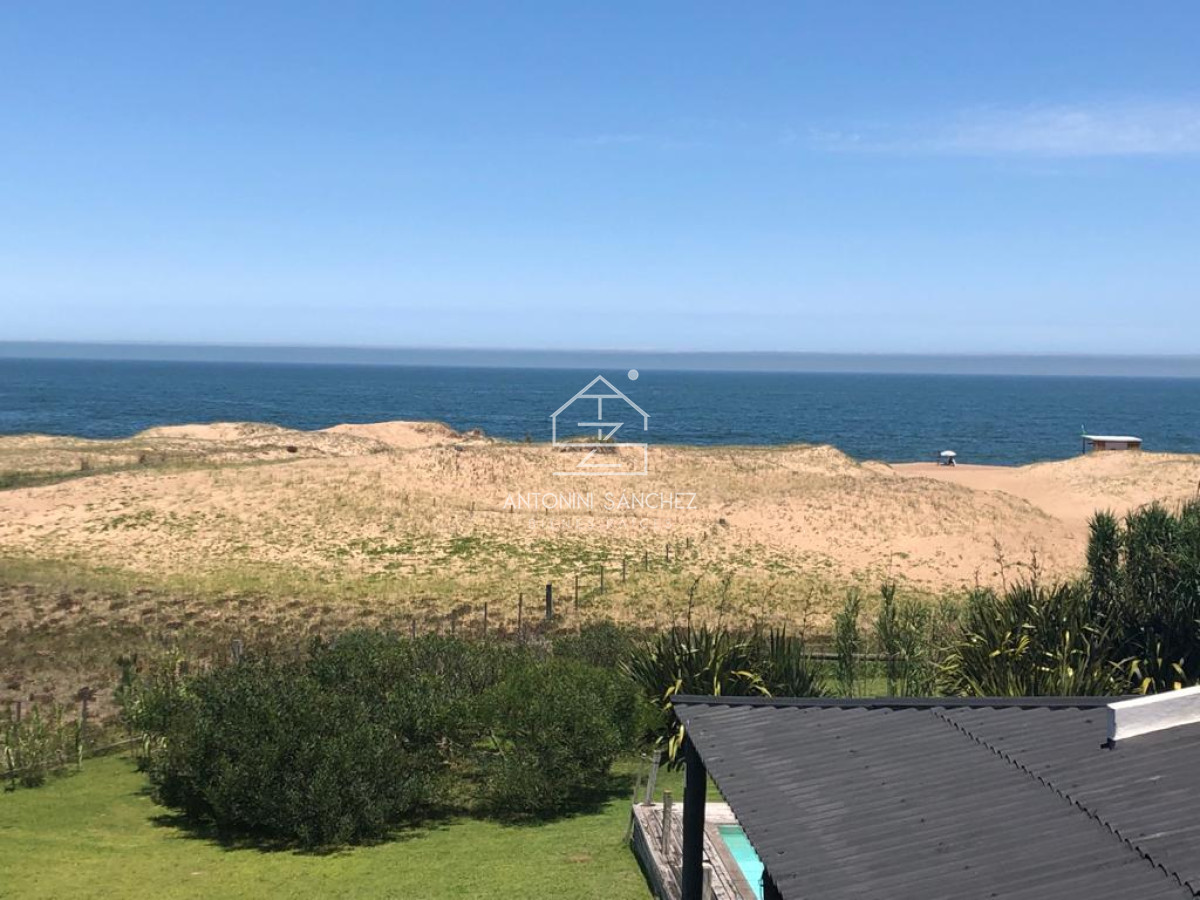 Casa ID.1844 - Venta Casa en primera línea al mar, Punta Ballena 
