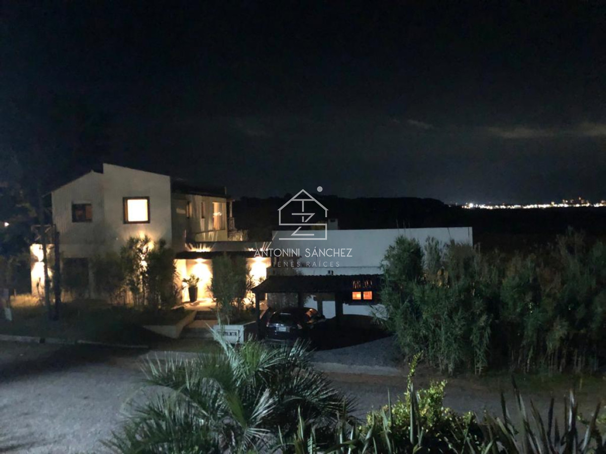 Casa ID.1844 - Venta Casa en primera línea al mar, Punta Ballena 