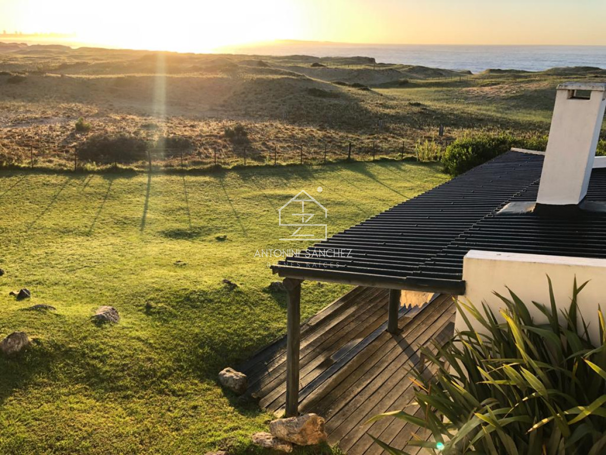 Casa ID.1844 - Venta Casa en primera línea al mar, Punta Ballena 