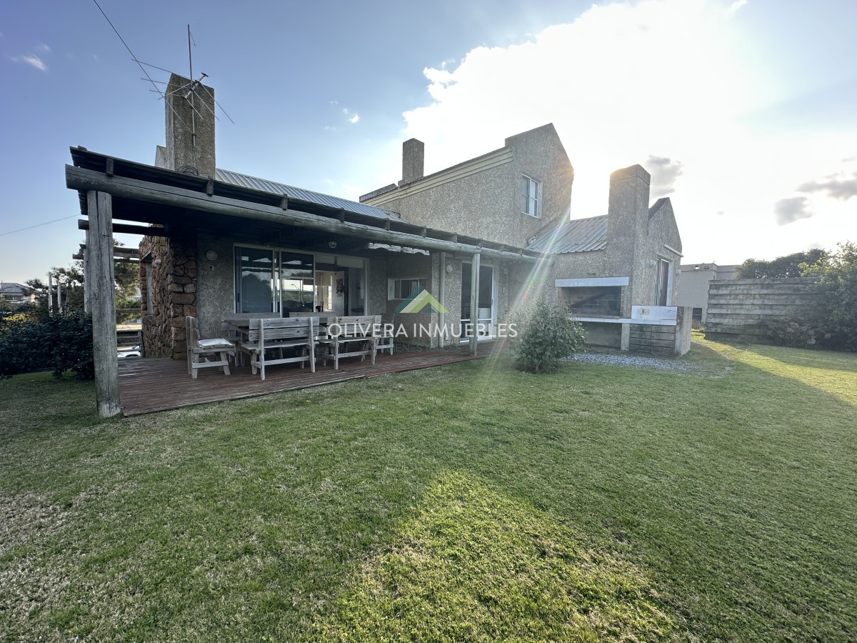 Casa ID.4321 - MUY BUENA CASA  EN ZONA DE TIO TOM