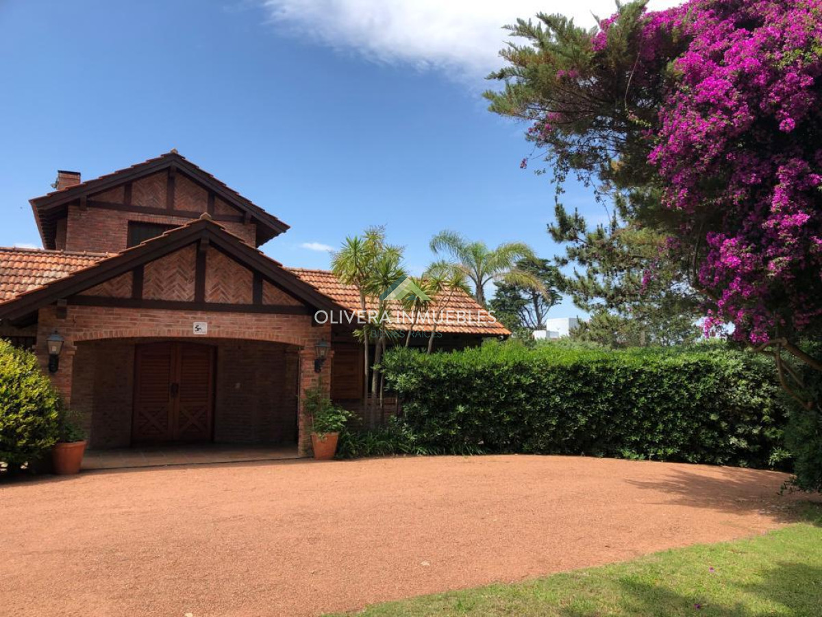 Casa ID.4313 - En Solanas hermosa casa con un total de 5 dormitorios y 5 baños en suite