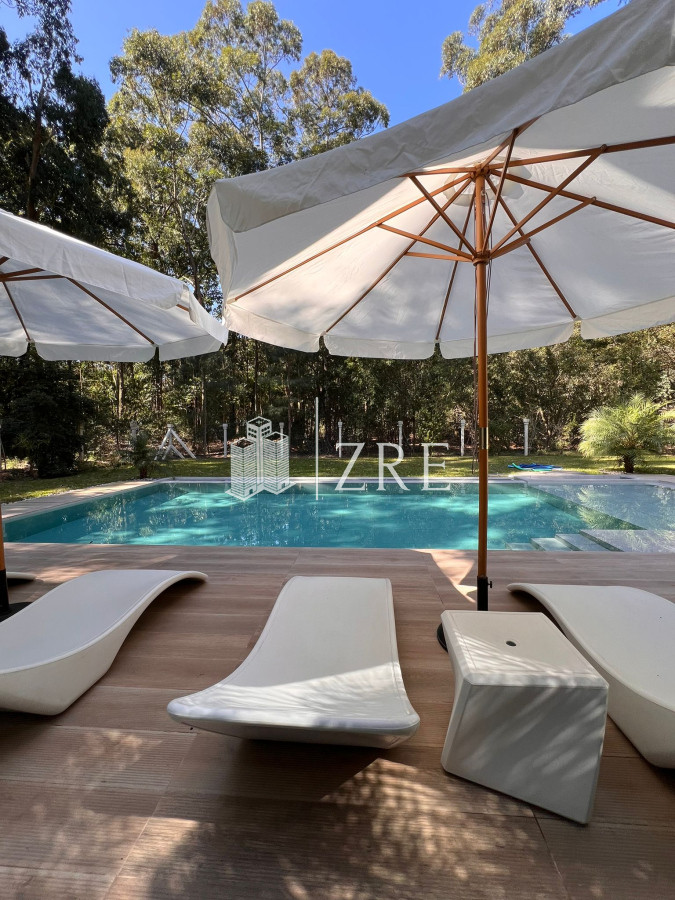 Casa ID.883 - Alquiler temporal casa 5 dormitorios complejo Desing Village