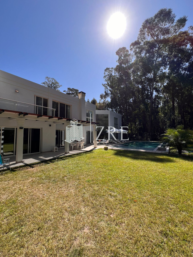 Casa ID.883 - Alquiler temporal casa 5 dormitorios complejo Desing Village