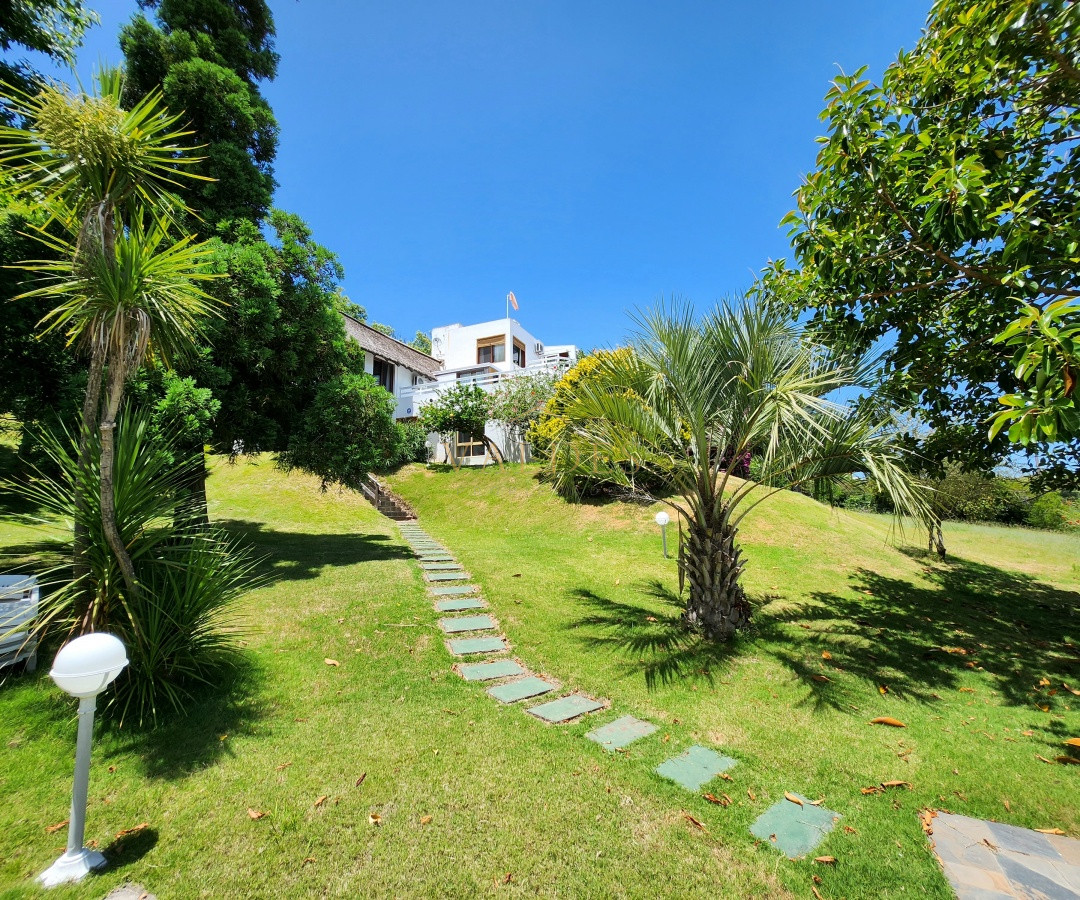 Casa ID.5186 - Venta casa tipo posada de 9 apartamentos. Punta Ballena 