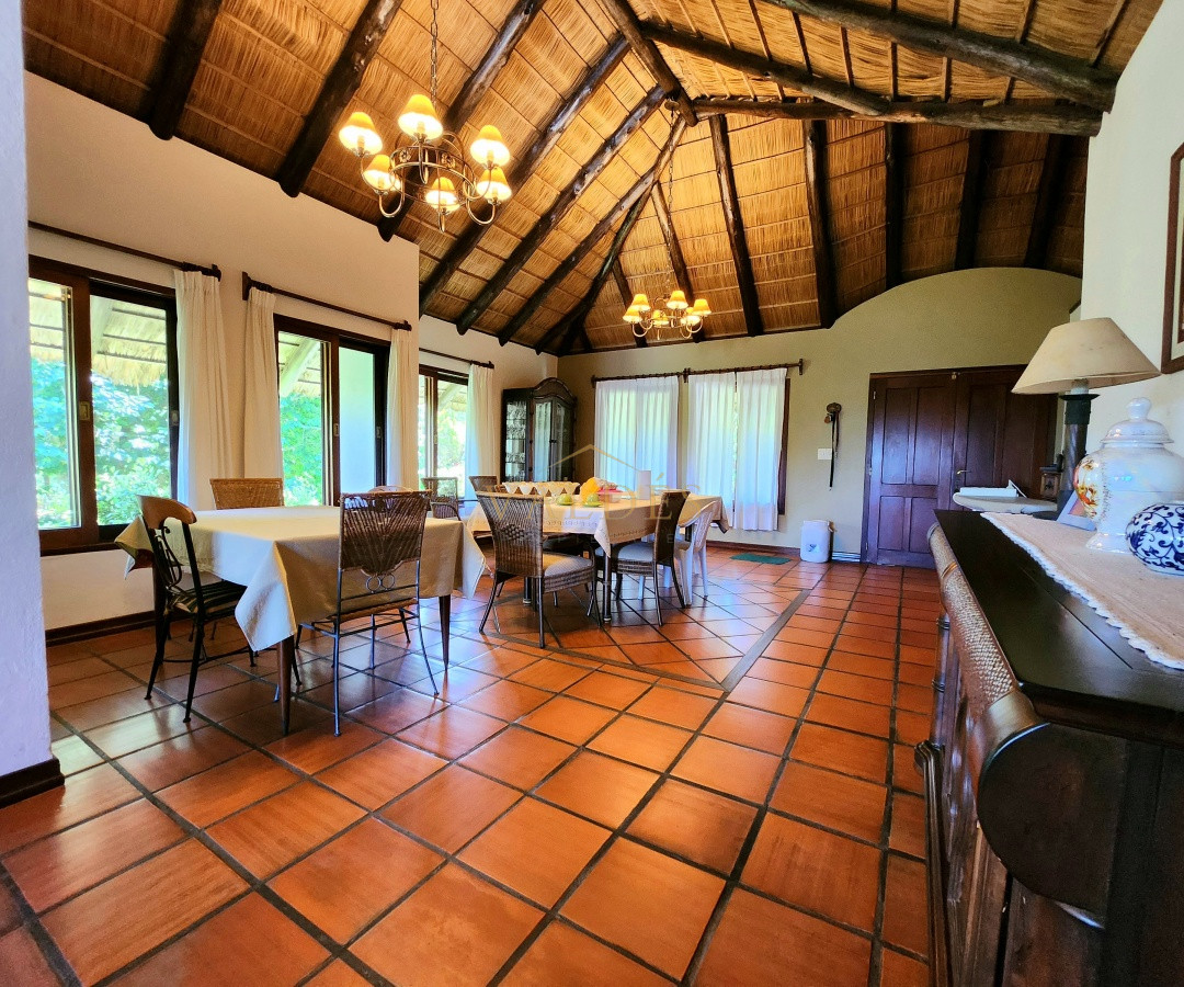 Casa ID.5186 - Venta casa tipo posada de 9 apartamentos. Punta Ballena 