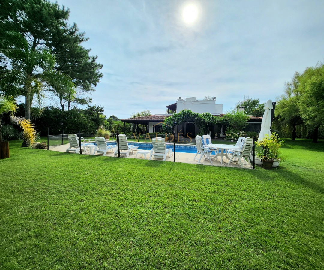Casa ID.5185 - Casa en Venta Solanas, Punta Ballena, segunda línea al mar 