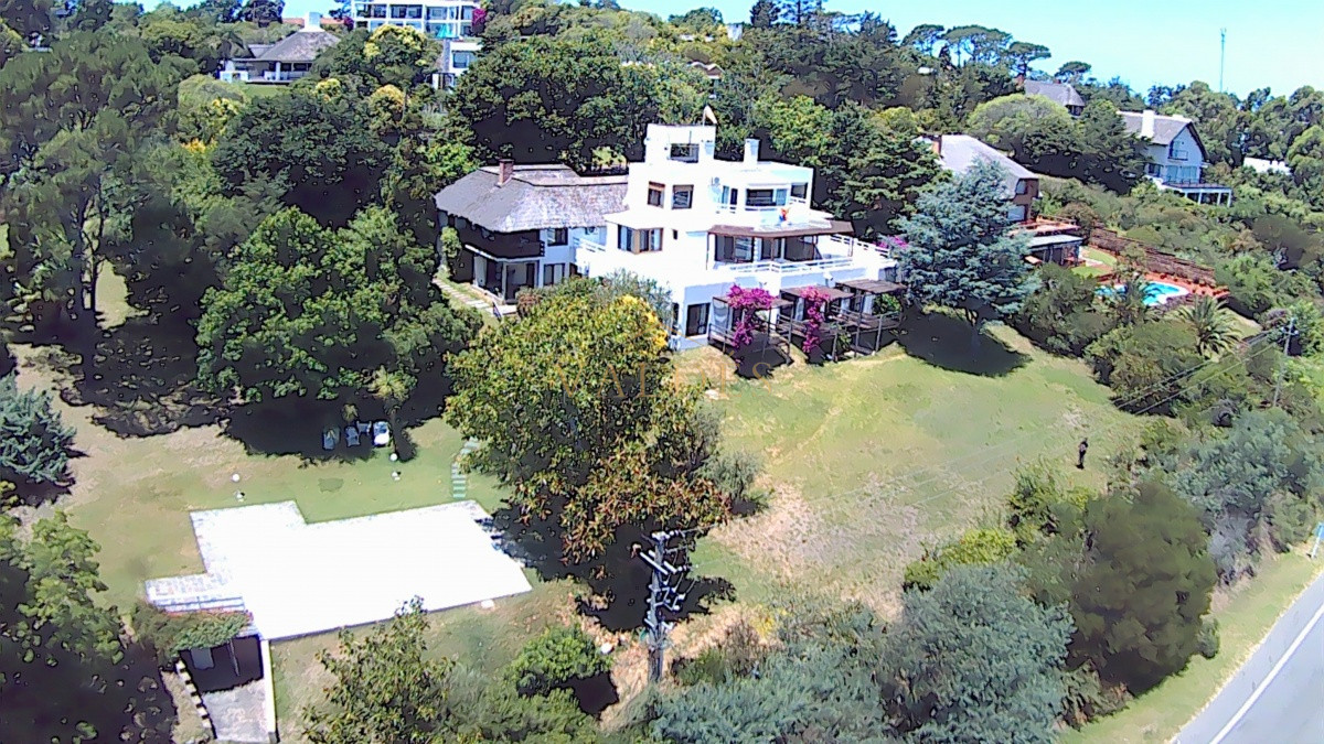Casa ID.5186 - Venta casa tipo posada de 9 apartamentos. Punta Ballena 