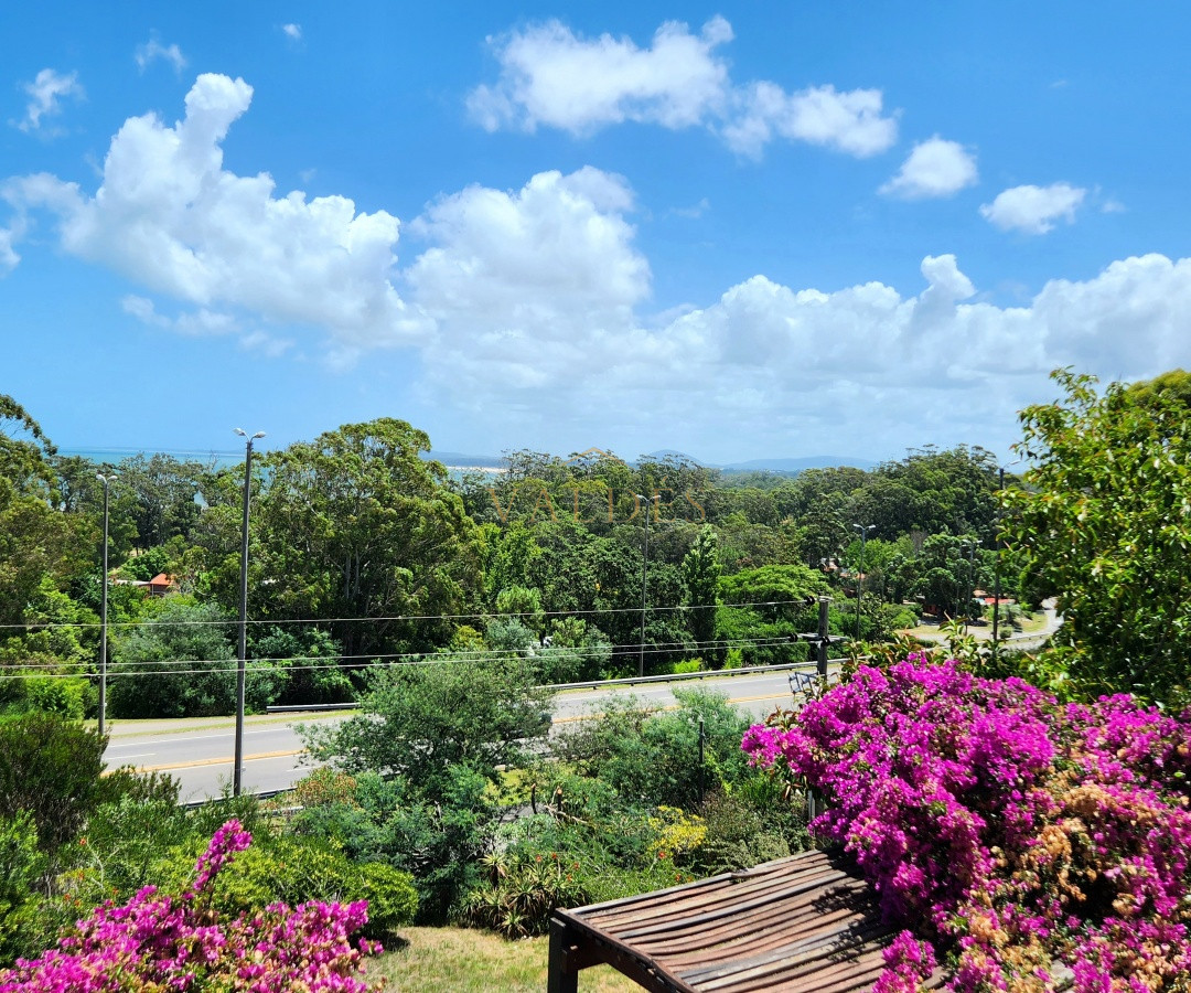 Casa ID.5186 - Venta casa tipo posada de 9 apartamentos. Punta Ballena 