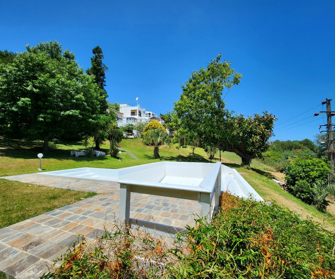 Casa ID.5186 - Venta casa tipo posada de 9 apartamentos. Punta Ballena 