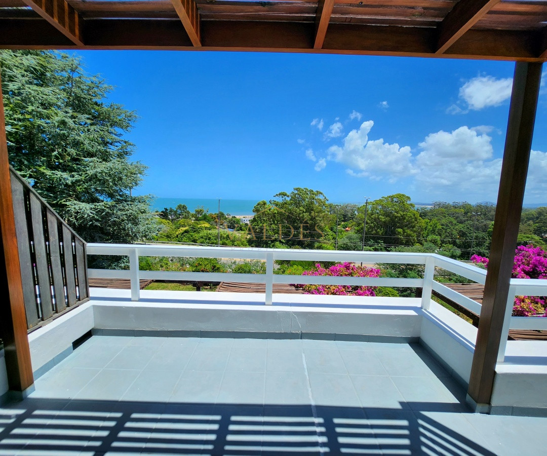 Casa ID.5186 - Venta casa tipo posada de 9 apartamentos. Punta Ballena 