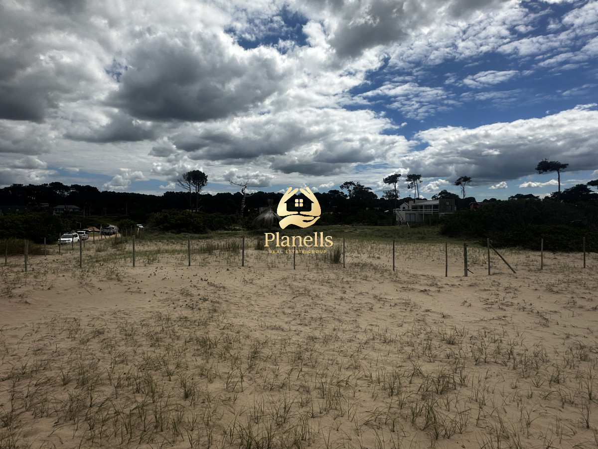 Venta en exclusiva terreno primera línea al mar 12