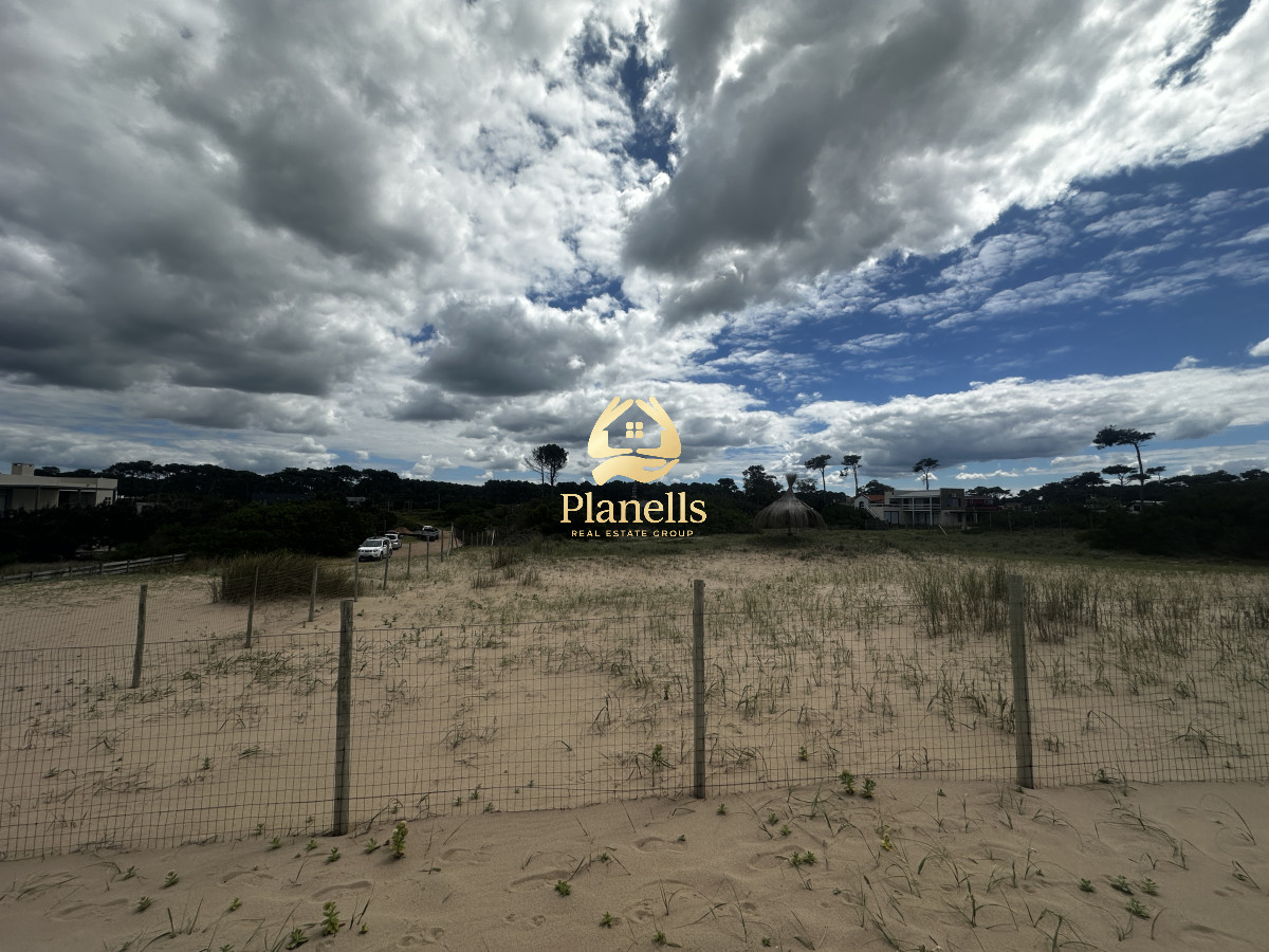 Venta en exclusiva terreno primera línea al mar 11