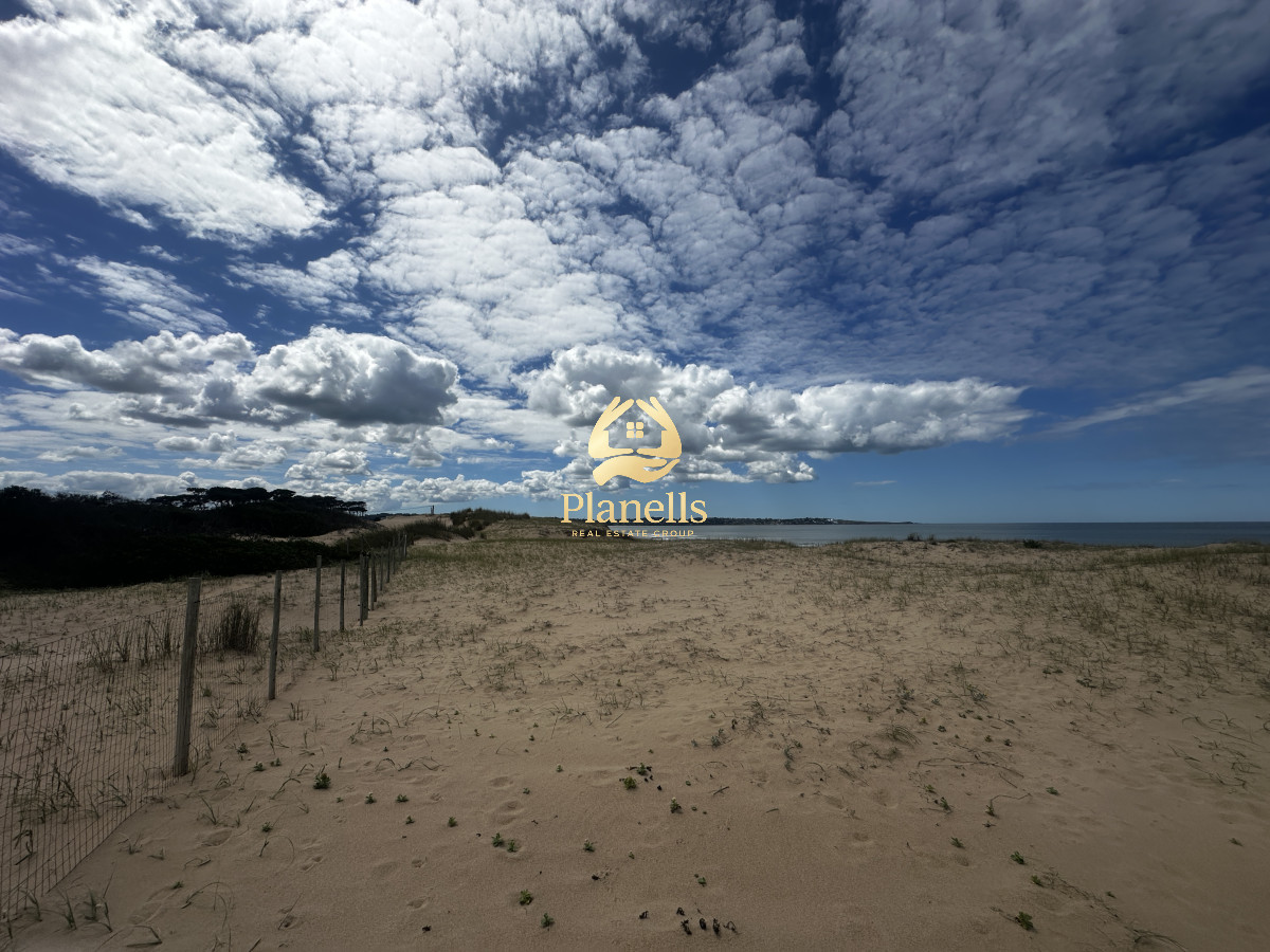 Venta en exclusiva terreno primera línea al mar 10