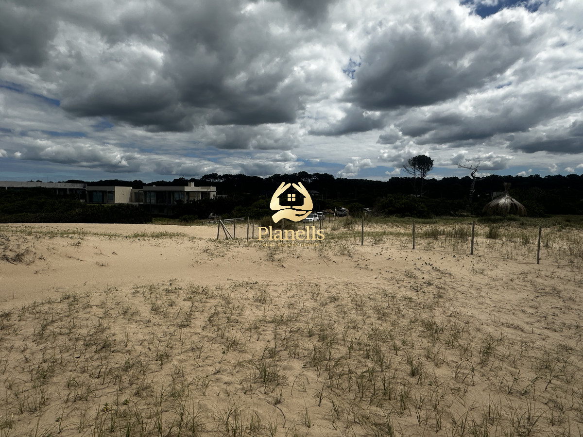 Venta en exclusiva terreno primera línea al mar 13