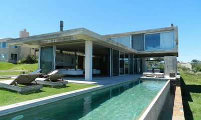 Excelente casa moderna en Tio tom, pegada al mar