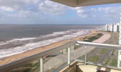 VENTA DE APARTAMENTO DE 3 DORMITORIOS Y SERVICIO EN TORRE LOBOS PUNTA DEL ESTE