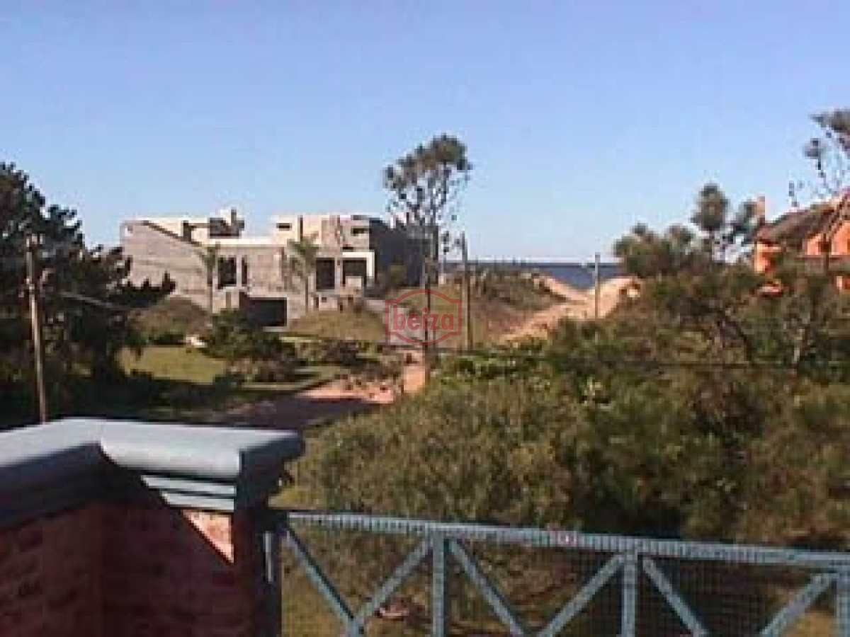 Casa ID.165194/Casa-en-Venta-de-4-dormitorios-en-zona-Pinares,-Punta-del-Este - CASA EN PROPIEDAD HORIZONTAL, EN ZONA DE TIO TOM
