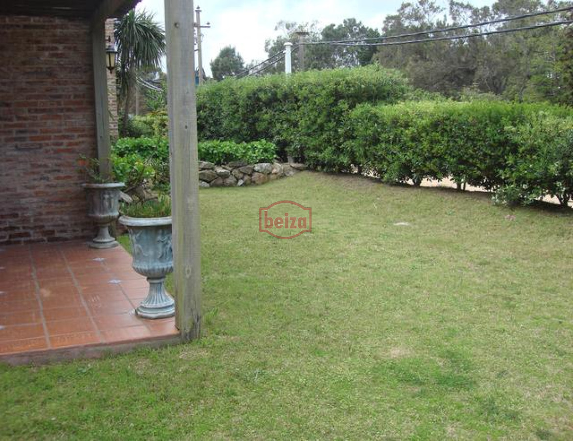 Casa ID.165194/Casa-en-Venta-de-4-dormitorios-en-zona-Pinares,-Punta-del-Este - CASA EN PROPIEDAD HORIZONTAL, EN ZONA DE TIO TOM