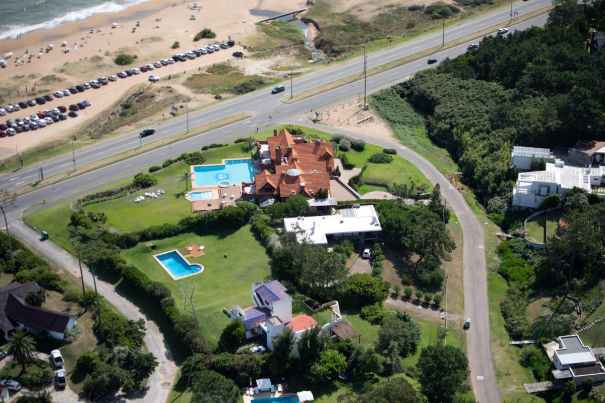 Casa ID.6679 - Vendemos casa primera línea al mar, playa mansa Punta del Este 